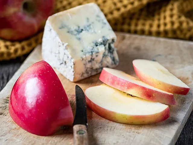 10 Best Cheese To Eat With Apples: The Perfect Pairings