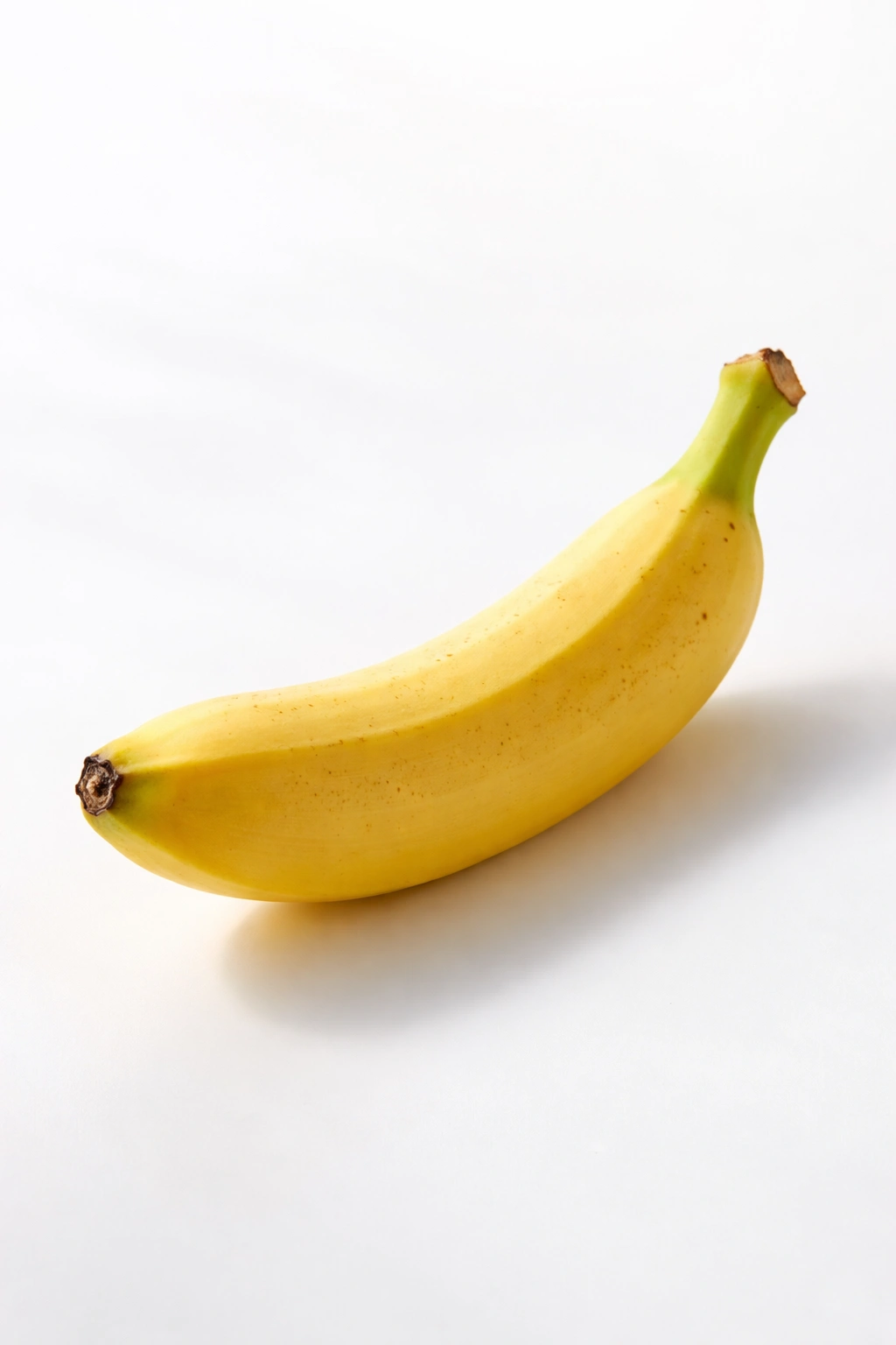 Single banana on white background highlighting a low-calorie snack