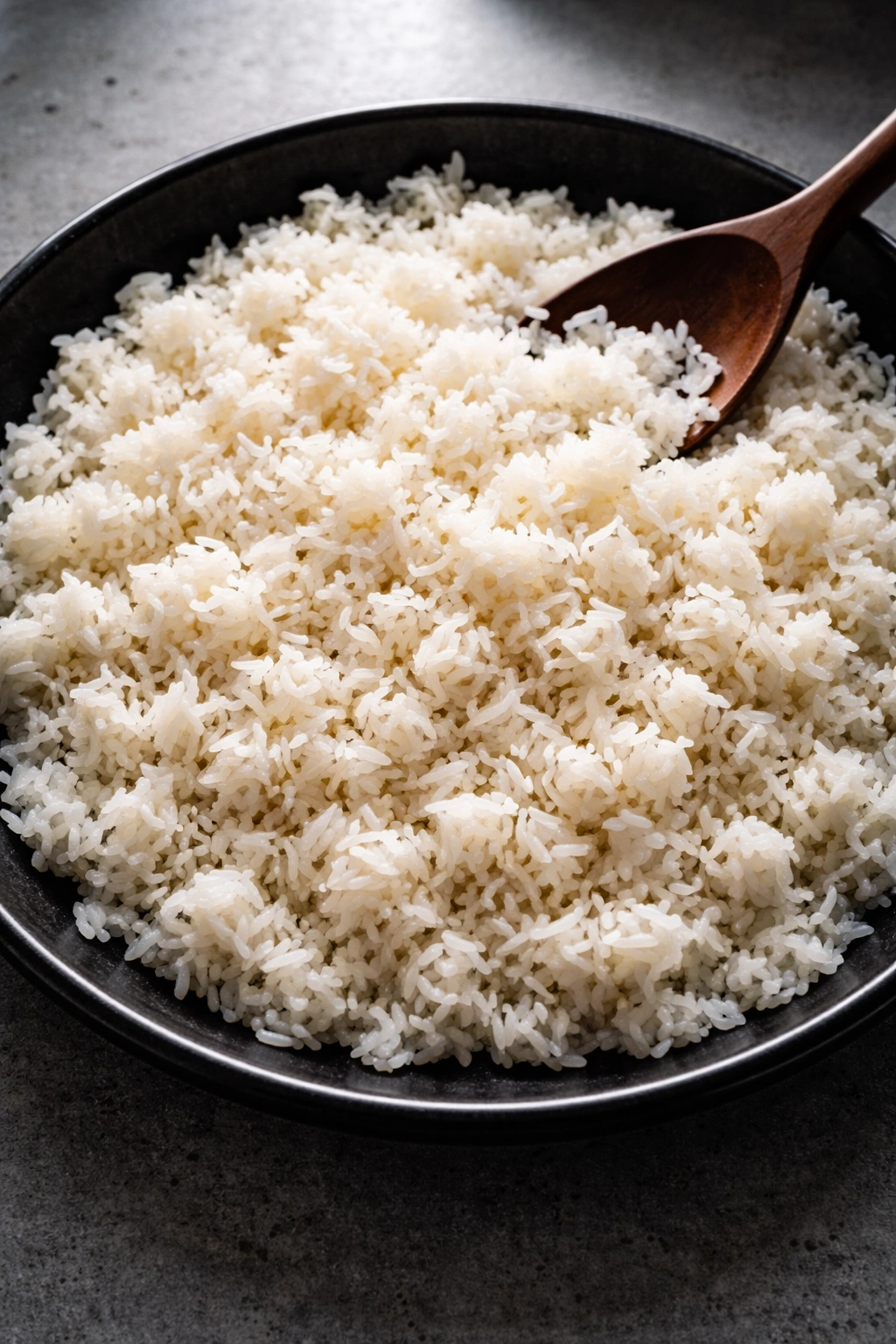 Loose dry rice grains on a plate showing separation and dryness