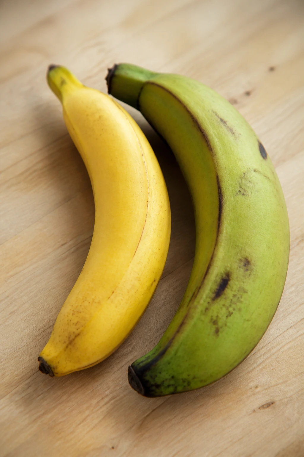 Banana and plantain side-by-side to hint at nutrition differences