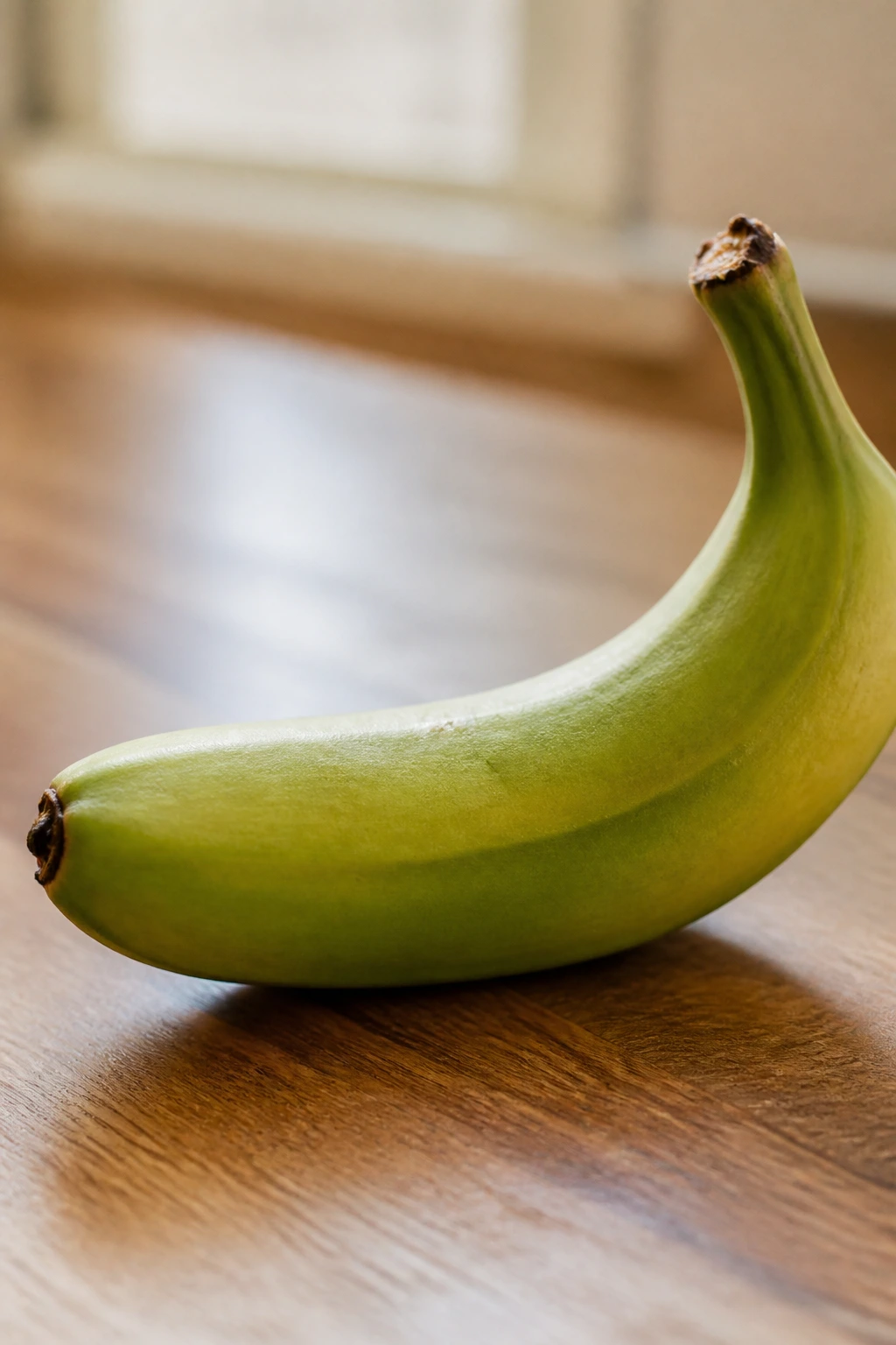 Why Are My Bananas Still Green After 2 Weeks Or More? 6 Green banana on a warm kitchen counter needing ripening help