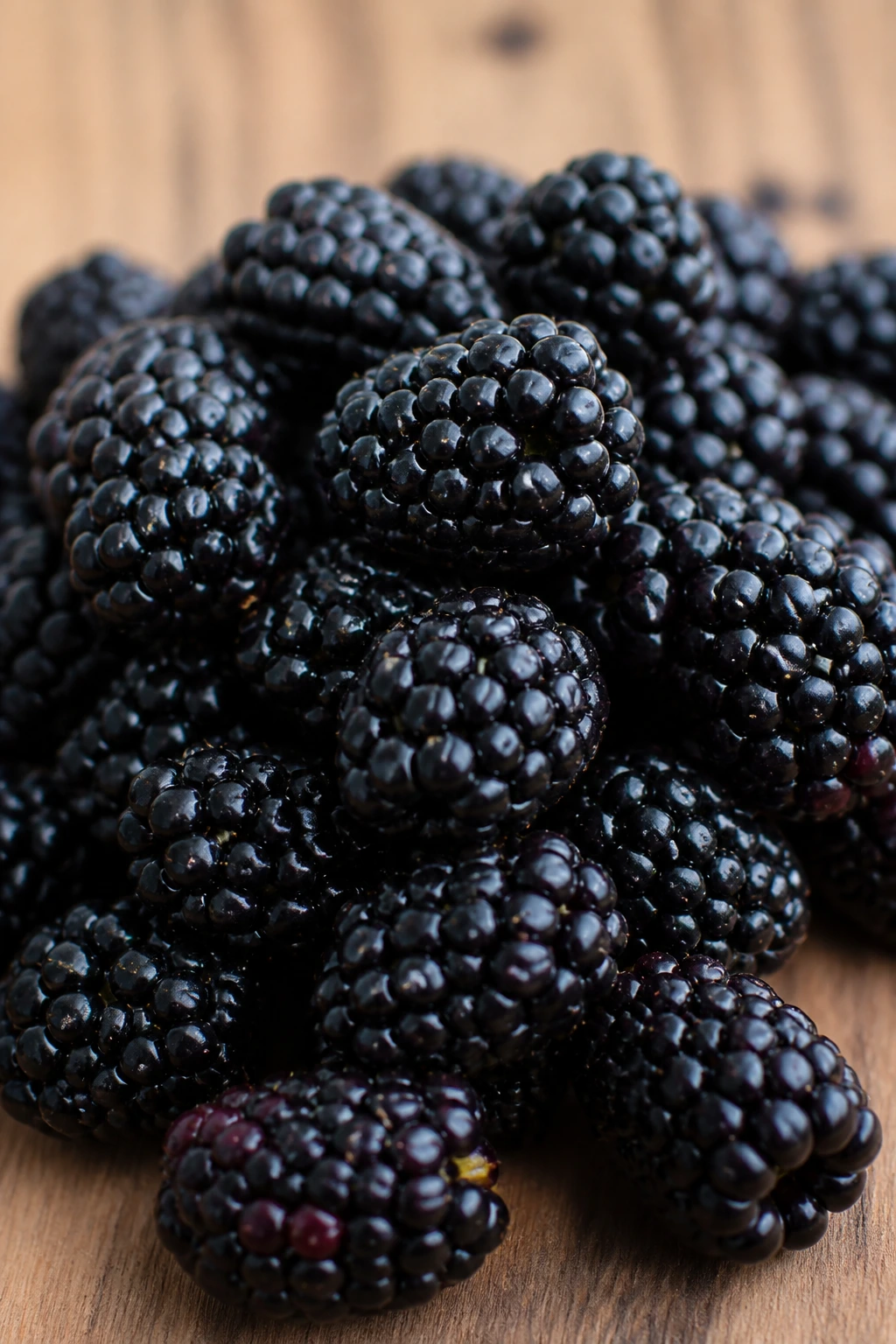 Are Blackberries Safe During Pregnancy? Is It Really Safe? 5 Close-up of fresh blackberries ready to eat, showing practical serving ideas during pregnancy