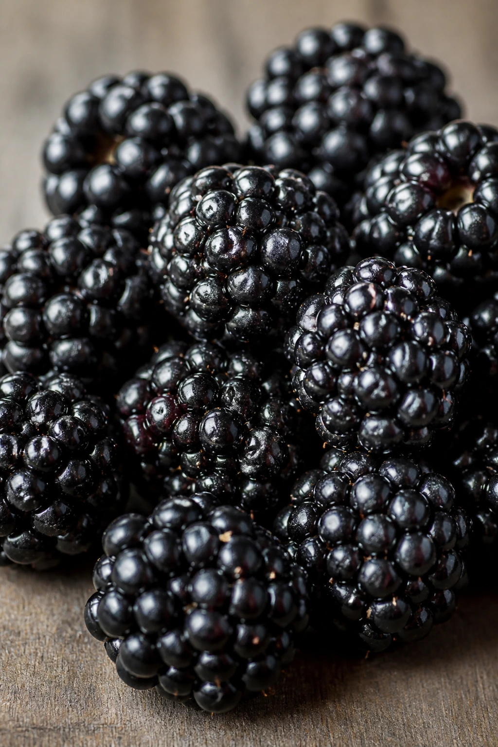 Are Blackberries Safe During Pregnancy? Is It Really Safe? 2 Macro shot of nutrient-rich blackberries showing vitamins, minerals, fiber, and antioxidants